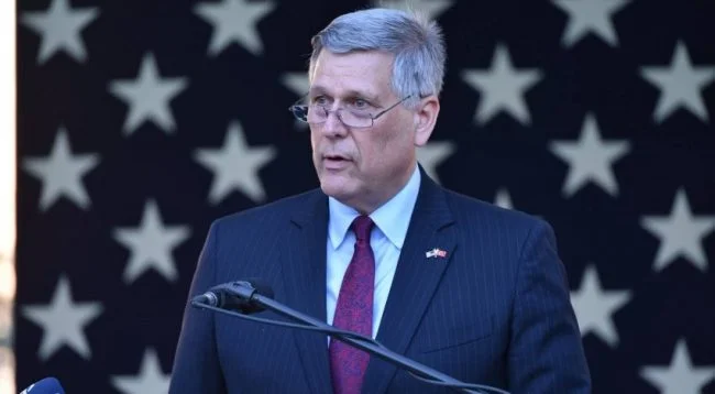 Ambasadori amerikan flet për takimet me Kurtin dhe Konjufcën