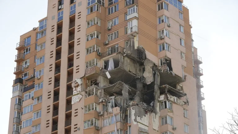 Llega el momento en que el misil ruso golpea el edificio residencial en Kiev (Vídeo)