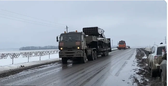 Rusia lanza un vehículo militar pesado para Ucrania (Vídeo)