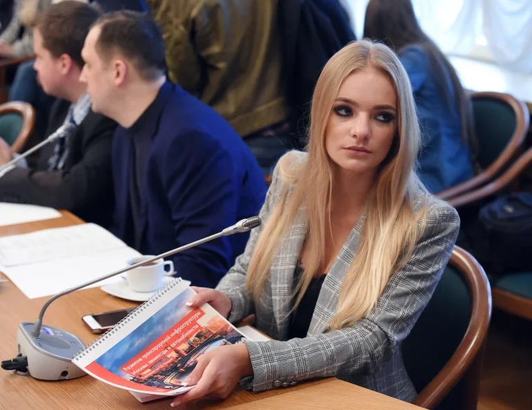 Putins Sprecher Chika geht gegen den russischen Krieg in der Ukraine
