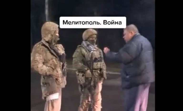 Russlands Bewohner in der Ukraine steht vor russischen Soldaten: Du bist schmutzig, du schämt dich.