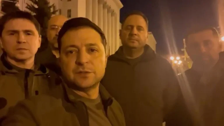 Zelensky mit Facebook-Video: Wir sind in Kiew, wir schützen die Ukraine.