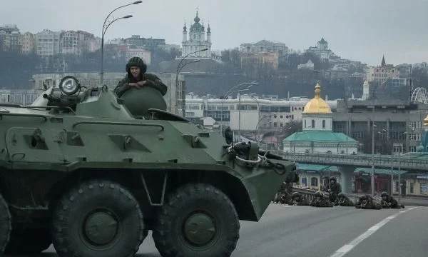 I veicoli militari ucraini sbarcano nella capitale per proteggerli dai russi