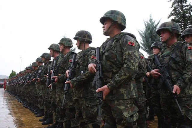 L ' Albanie lance un contingent spécial de soldats vers le Kosovo