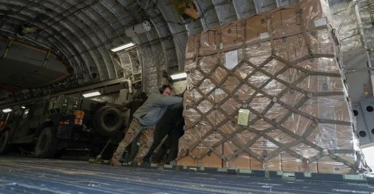 Ukraine ist nicht allein, NATO-Mitgliedsstaat nimmt Raketen und Munition