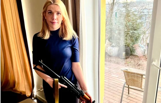 Il deputato ucraino prende Kalashnikov in mano: le nostre donne difenderanno la terra come gli uomini
