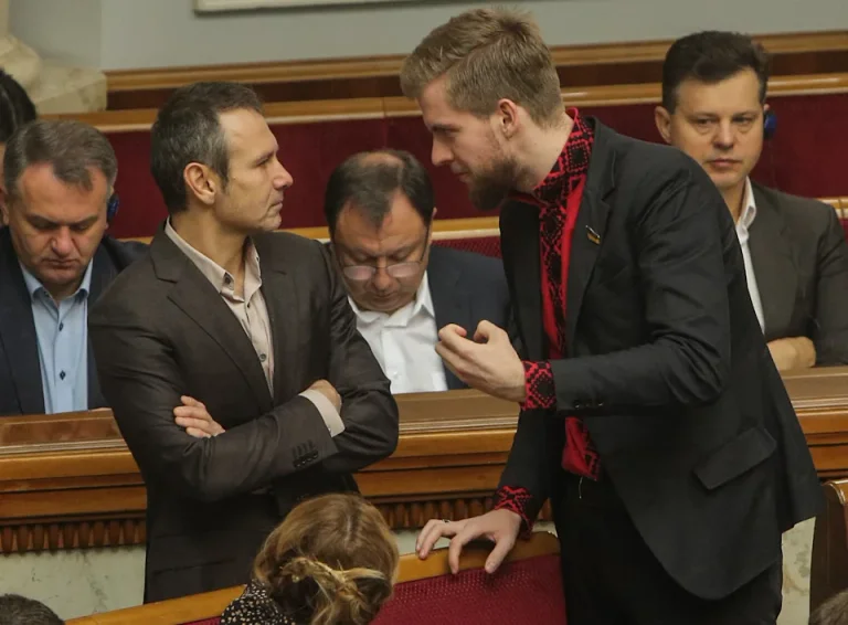 MP ucraino: Sto guardando il mio AK-47 ora, perché non sto indietro.