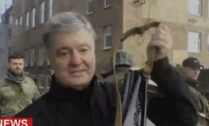 Poroshenko con Kalashnikov in mano: Putin non prenderà mai l'Ucraina