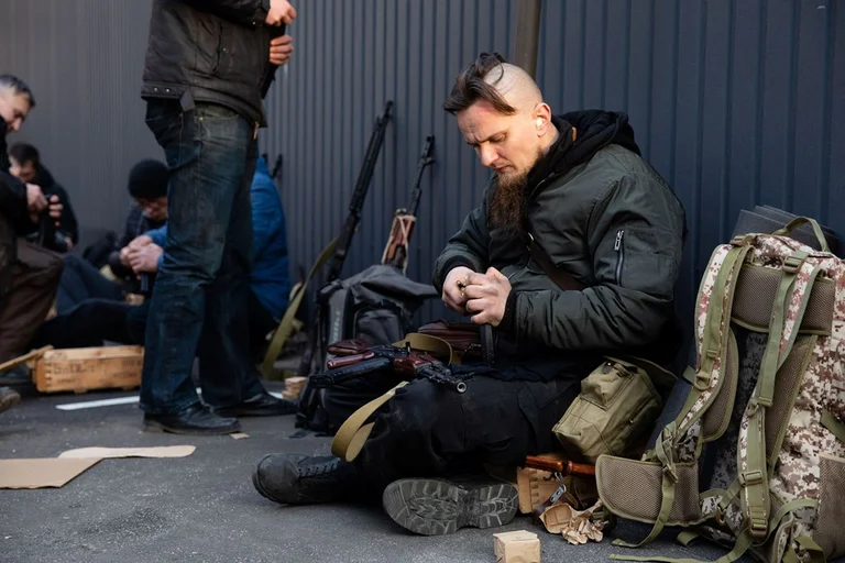FOTO von Kiew: ukrainische Soldaten, die Waffen vorbereiten