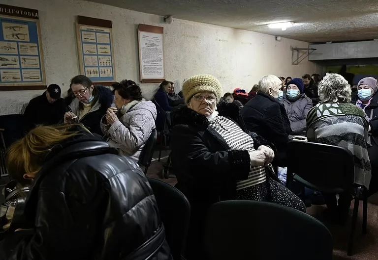 Kharkivi wird für Luft und Land bombardiert: Bürger werden empfohlen, zu verstecken, wo