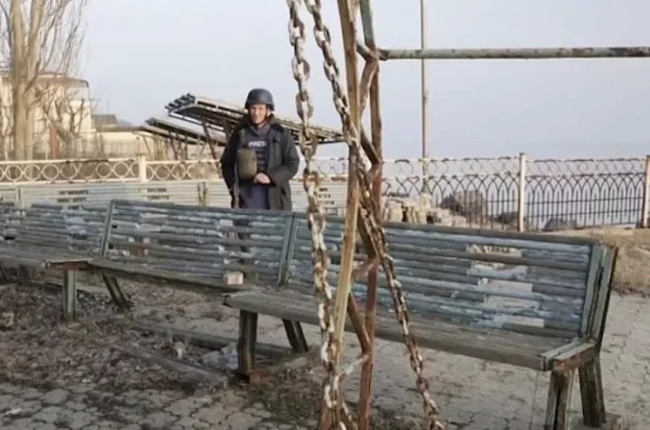 Il momento in cui la squadra di Sky News sfugge alle esplosioni in Ucraina, corre per il riparo