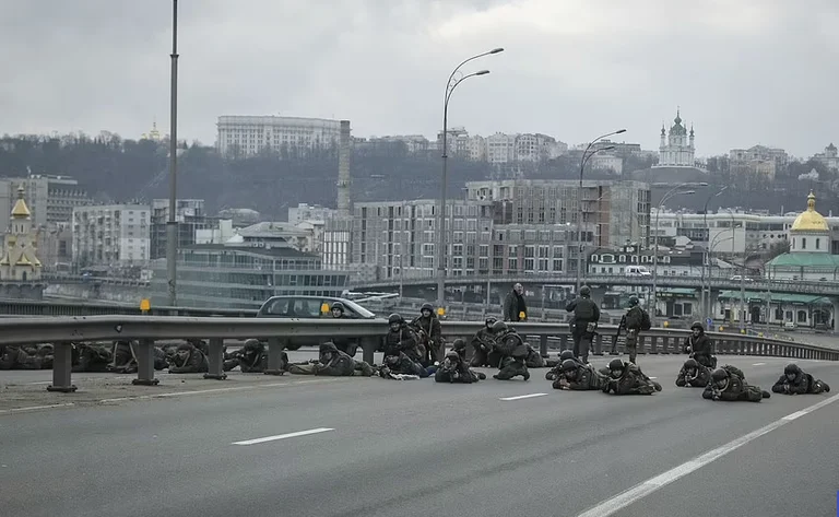 CIEVI: Ucraniano Ejército en un esfuerzo por salvar al capital jefe de la invasión