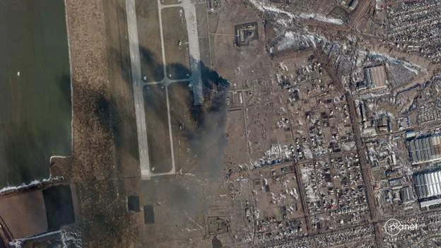 Imágenes satélite características ataque ruso en la base aérea cerca de Kharkiv