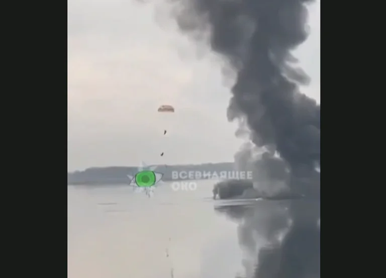 (VIDEO) Russischer Pilot springt aus dem Flugzeug in der Nähe von Kiew
