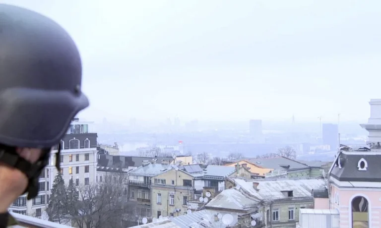 Ukrainer wachen von Explosionen und Alarm Sirenen auf