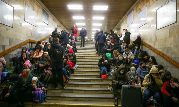 Angst vor Luftangriffen, Bewohner nehmen Zuflucht in Kiew U-Bahn