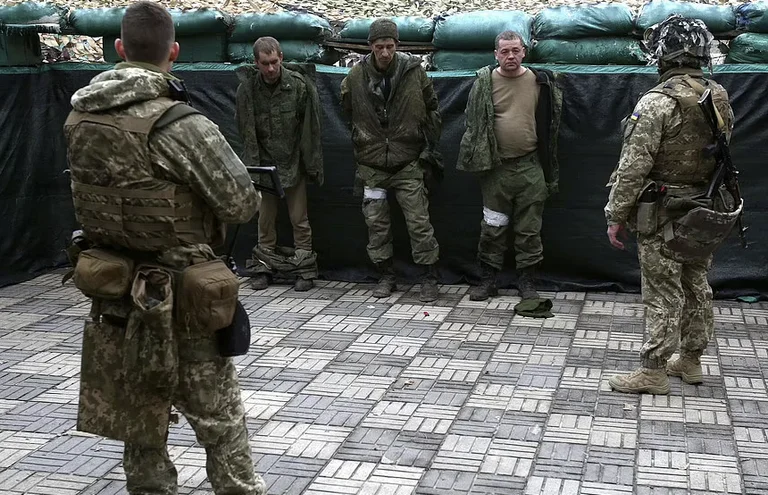 L'Ukraine découvre l'armée barbare russe : ils s'habillent comme nos soldats pour entrer à Kiev.