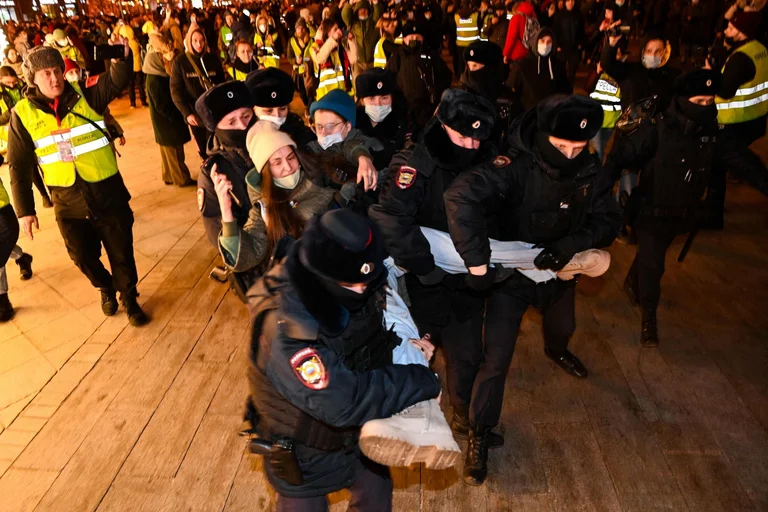 Rusia arresta más de 1700 después de protestar por la invasión de Ucrania