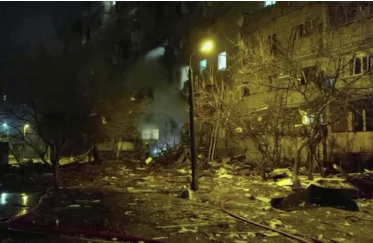 La Russia non risparmia i civili, colpiti con i razzi degli edifici residenziali a Kiev (VIDEO)