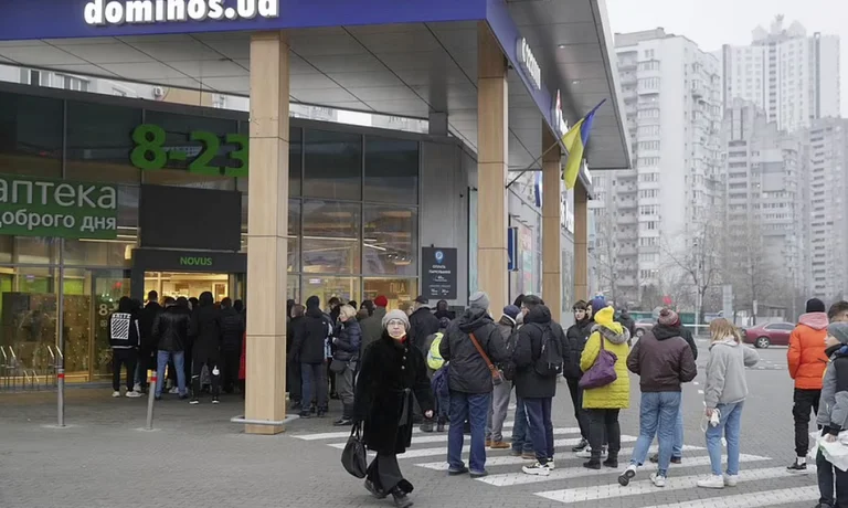 Fornendo cibo e disegnando soldi dalle banche: Giorno ucraino sotto aggressione russa