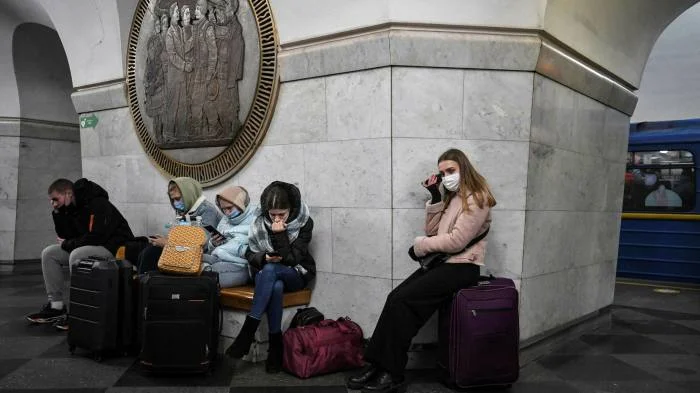 Kiew verbindet Polizeistunden, U-Bahn-Stationen werden als Unterkünfte dienen
