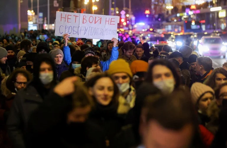 Proteste erutte a Mosca contro la guerra in Ucraina: No War