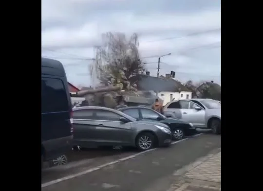 Terrifying: russische Panzer, die über Autos auf dem Territorium der Ukraine laufen (Video)