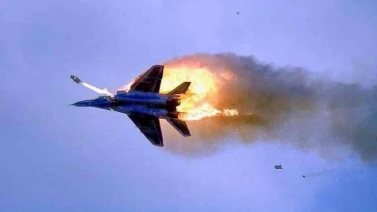 Ukraine schlug Russlands Militärflugzeug: Burns it.
