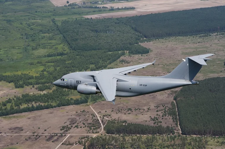 El avión militar de Ucrania cae en 14 pasajeros cerca de Kiev