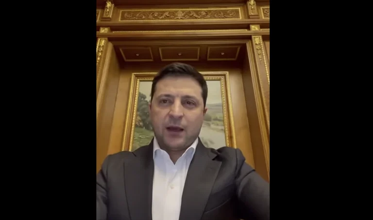 El Presidente de Ucrania pide a la gente que done sangre: Estamos protegiendo a nuestro país.