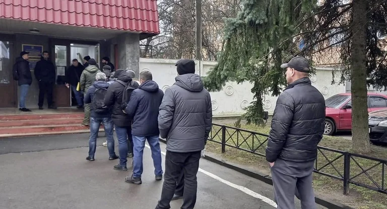 Ukrainians respond to the president for war as volunteers: Waiting in line to grab a gun