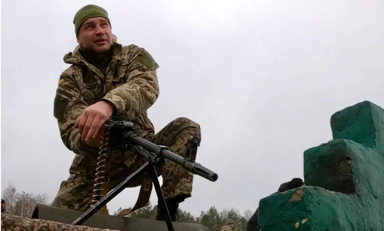Klitschko tritt der Armee bei: Wir kämpfen für unser Land.