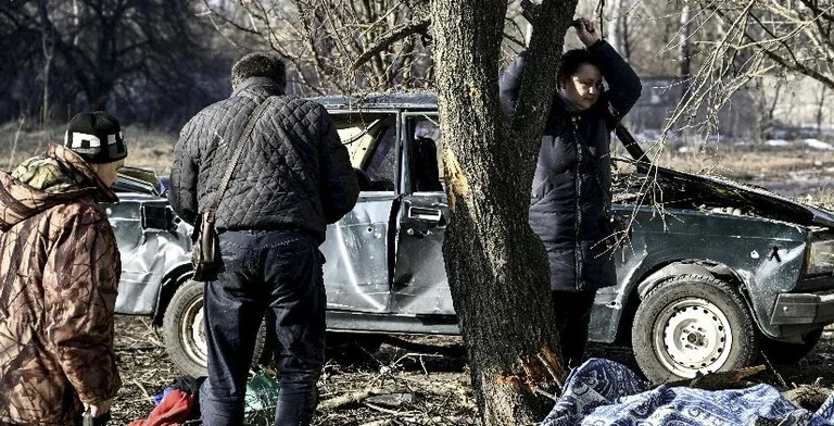 Heavy view: His son mourns over his father's body killed by rocket attacks (Photo)