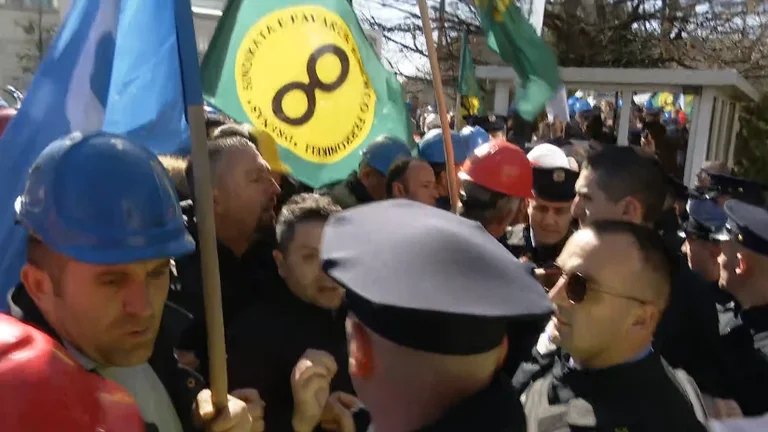 Laissez-les sortir, les votes les aiment. Les travailleurs ferroniques confrontent la police (Photo)