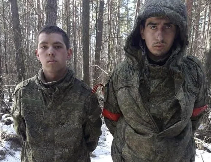 Due soldati russi occupati dall'esercito ucraino