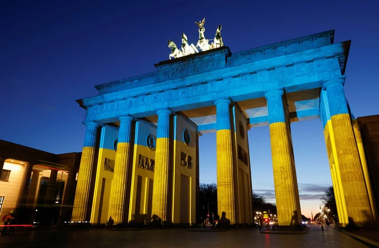 Berlin tritt Brandenburger Tor als Zeichen der Solidarität mit der Ukraine auf
