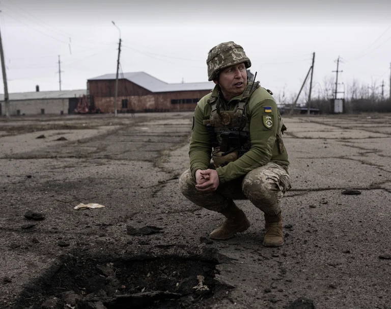“Etwa 60 Angriffe östlich der Ukraine”, sagt das Verteidigungsministerium, dass ein Soldat getötet wurde