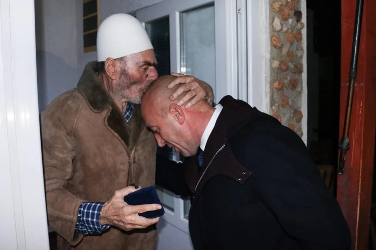 Der alte Mann, der Haradinajs Kopf in diesem Bild küsst, stirbt