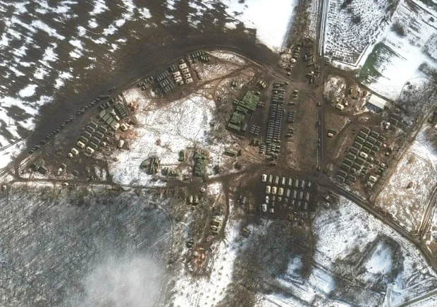 Ils montrent des images satellite : la Russie ajoute du baril à l'Ukraine à travers la Biélorussie
