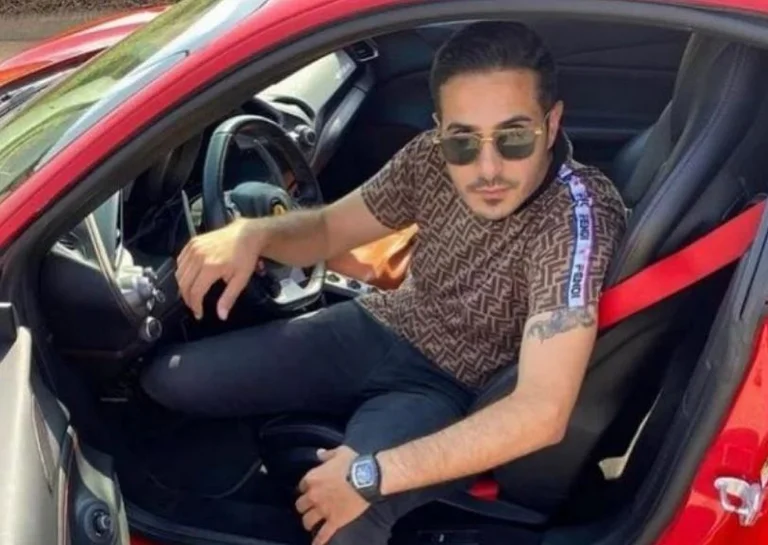 Il trucco di Tinder si presenta con $360 mila Ferrari.