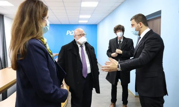Krasniqi rencontre Hovenier : Nous contribuerons aux intérêts nationaux.