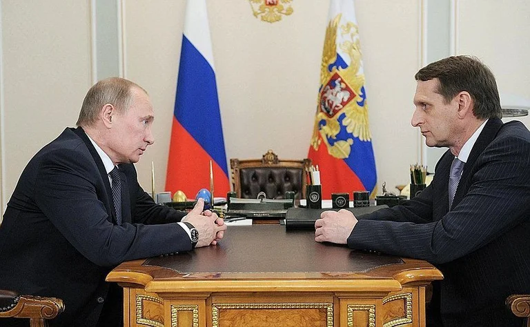 Putin lo interroga, vedere come il capo del servizio intelligente russo (Video) trema e balbuzie.
