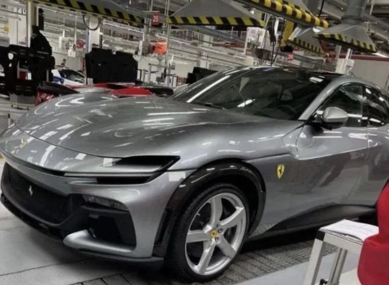 Porta le prime foto del SUV della Ferrari