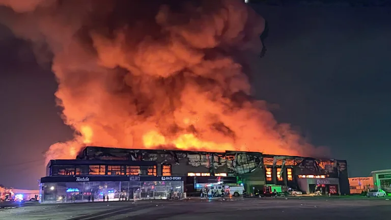 Vier Leute Interview für das große Feuer, das am Einkaufszentrum in Ferizaj explodierte