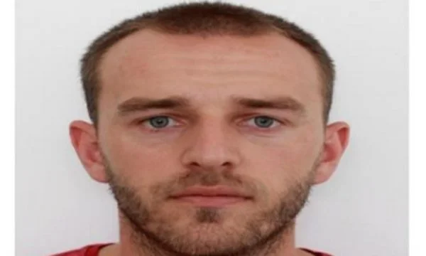 Polizei apprehend Ridvan Ademi und sein Bruder, schlug eine AK 47