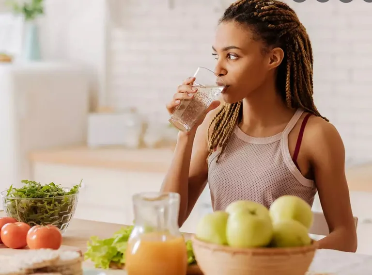 Acqua prima o dopo pasto, la scienza ti consiglia il modo migliore per perdere peso