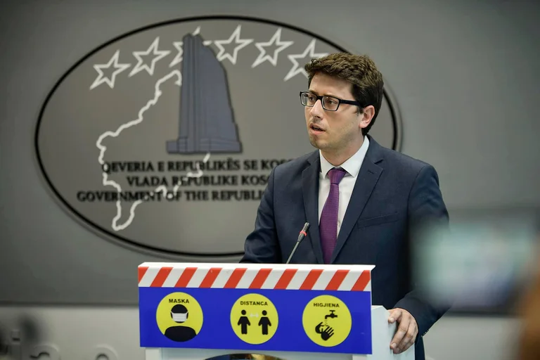 Minister Murati mit Kurtis Worten für das Budget: Wir haben den Sack gestrickt.