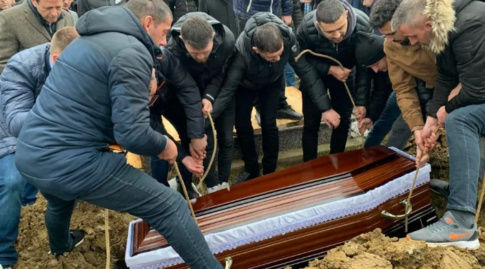 Später Abschied von Pristina Polizist getötet