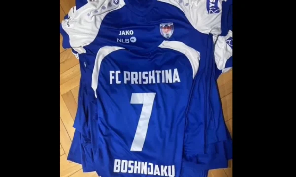 Plicats frustrés, dans les strip-teaseuses et prendre les fans des joueurs de Pristina