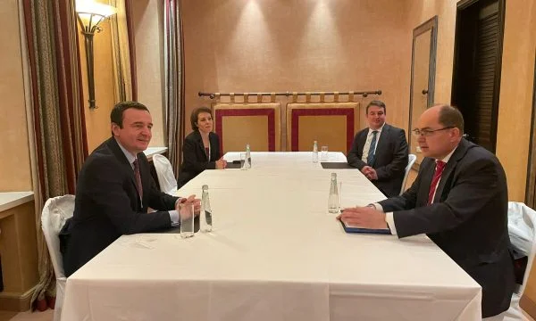 Kurt rencontre Schmidt, discute du risque de division bosniaque